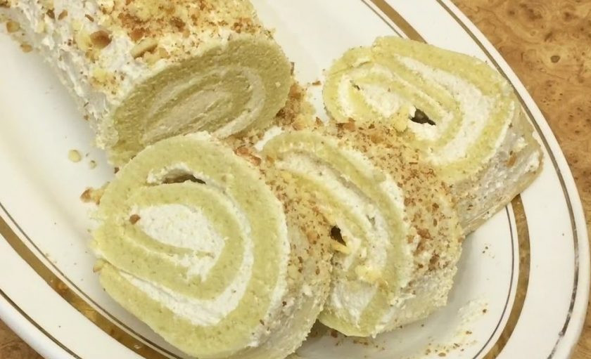 1. Этап. Бисквитный рулет со сливочно-молочным кремом: 6. Разверните рулет, обильно смажьте его кремом и снова сверните в рулет. Выложите на плоское блюдо и украсьте оставшимся кремом, крошкой из теста и орехами. Отправьте рулет на 2 часа в холодильник. Приятного аппетита!