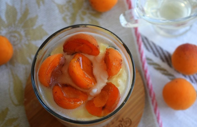 1. Этап. Десерт из свежих абрикосов: Йогурт разложите порционно по стаканам, сверху выложите половинки абрикосов, полейте жидким медом или сиропом.