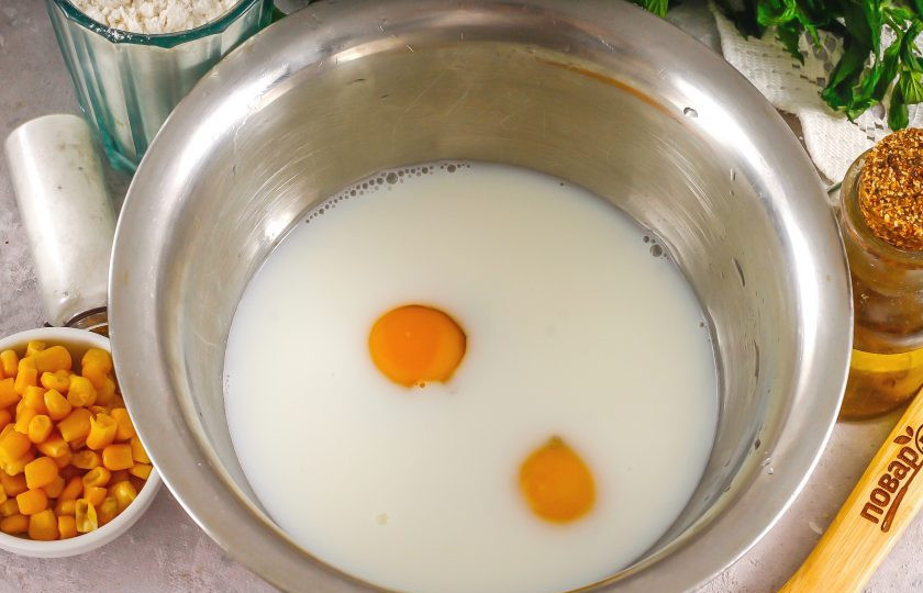 1. Этап. Мексиканские блины: Яйца вбейте в глубокую емкость, всыпьте щепотку соли и влейте молоко любой жирности либо воду. По желанию можно добавить различные специи или пряности. Взбейте все венчиком примерно 2-3 минуты.