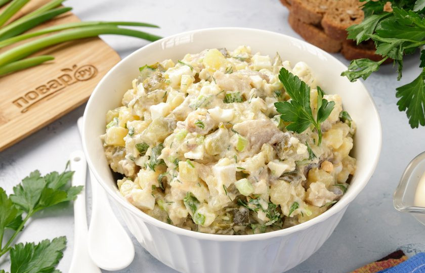 1. Этап. Салат со скумбрией и соленым огурцом: Салат со скумбрией и соленым огурцом готов. Приятного аппетита!