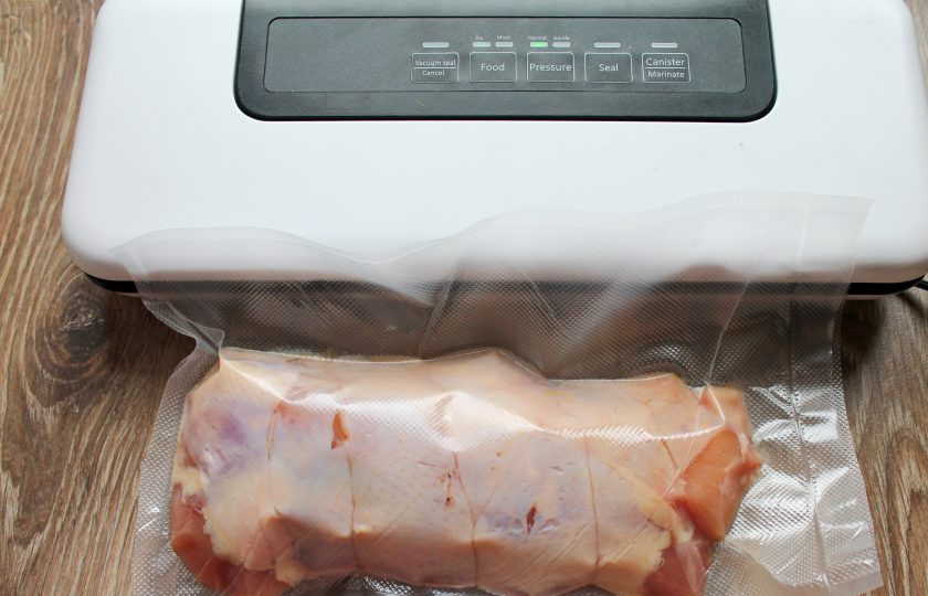 1. Этап. Куриный рулет су-вид: Выложите рулет в специальный пакет для вакуумных упаковщиков и завакуумируйте.