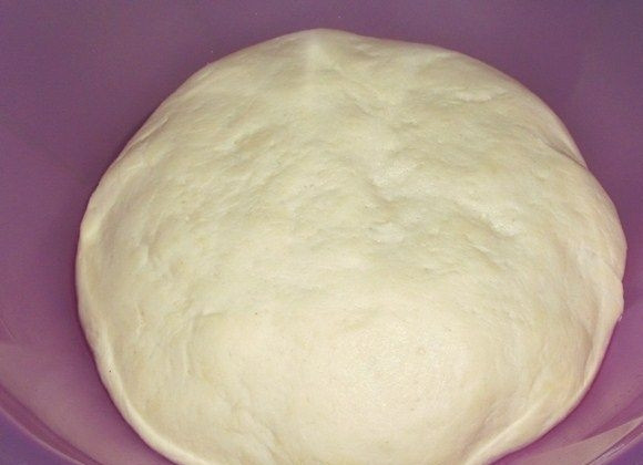 1. Этап. Тесто для пиццы (дрожжевое): 4. Оно получится вот таким пышным. Обминаем его.
