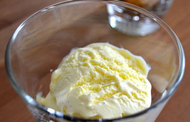 1. Этап. Тирамису за 5 минут: Сверху положите слой ванильного мороженого. На него — слой шоколадно-сливочного крема, затем повторите еще слой мороженого и завершите слоем крема. Присыпьте десерт шоколадной крошкой.