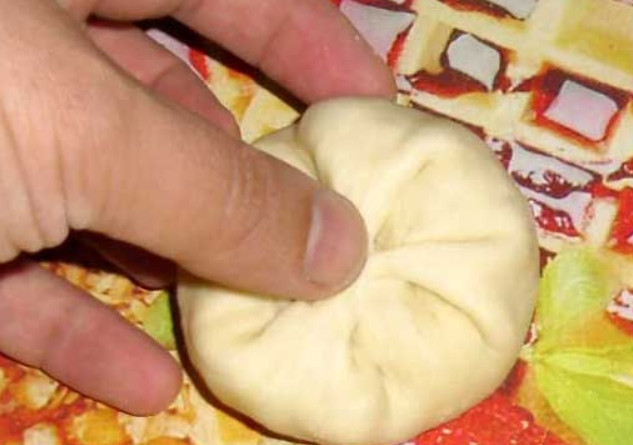 1. Этап. Самса круглая: Заправляем края в середину, чтобы получилась круглая самса.