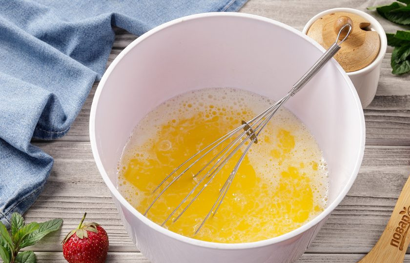 1. Этап. Гонконгские вафли: Добавьте молоко, воду и растопленное сливочное масло.