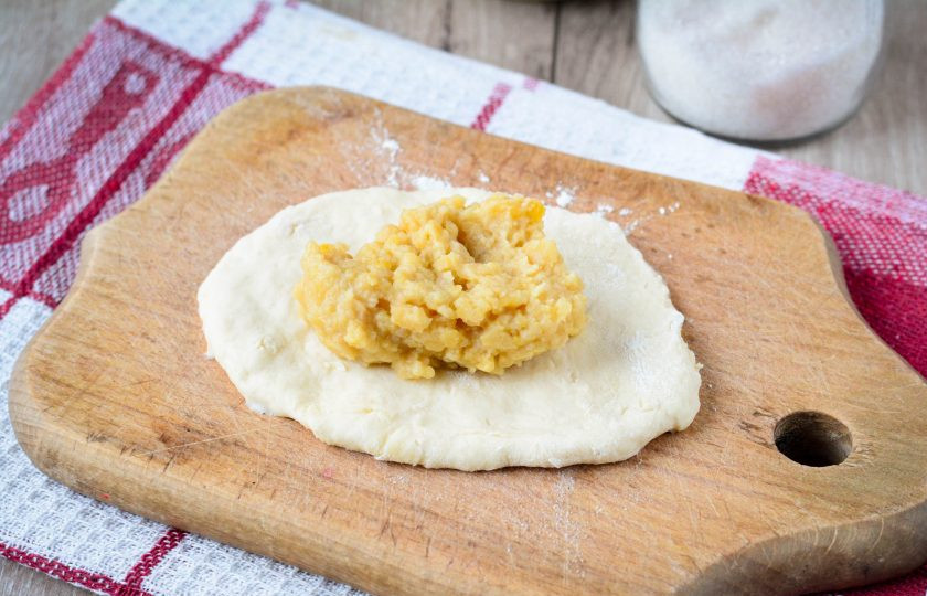 1. Этап. Тонкие пирожки на кефире: Тесто разделите на небольшие части, каждую раскатайте и в центр выложите ложку гороховой начинки. Начинка может быть любая - картофель, капуста или отварные яйца с зеленым луком.