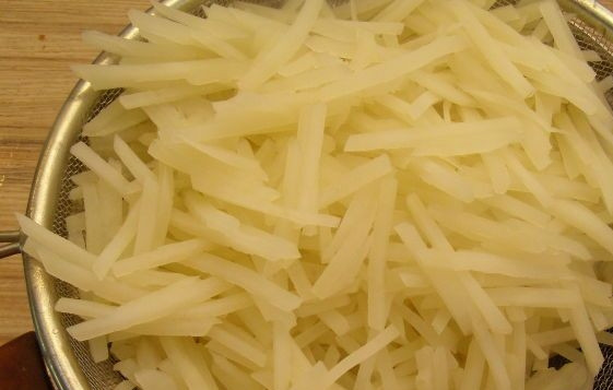 1. Этап. Салат картофельный корейский: Вскипятите воду. Всыпьте туда картофель, проварите его в течение одной минуты. Затем переложите в дуршлаг и промойте.