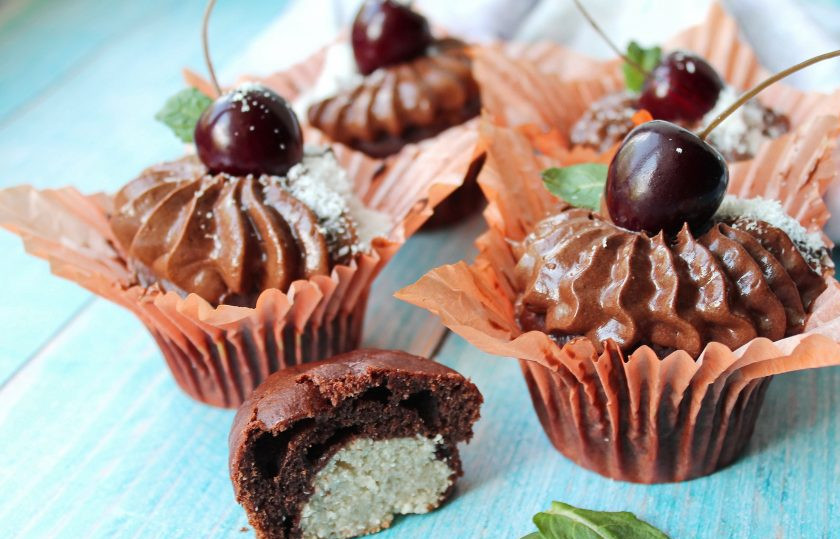 1. Этап. Капкейки Баунти: Украсьте верх остывших капкейков шапочкой из крема и подавайте к столу. Приятного аппетита!