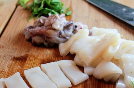 1. Этап. Кальмары в томатном соусе: 3. Кальмары нужно вымыть, очистить от пленок и нарезать небольшими полосочками.