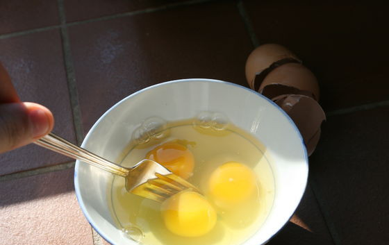 1. Этап. Яичница-болтунья простая: Яйца разбить в миску.