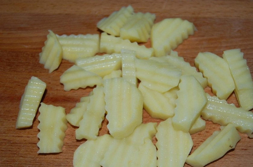 1. Этап. Тушеная картошка с тушенкой: Помойте и очистите картофель. Нарежьте его брусками средних размеров. Положите в чашу мультиварки. Залейте водой, чтоб она не покрывала картофель. Готовьте, используя режим «тушение» на протяжении 40 минут.