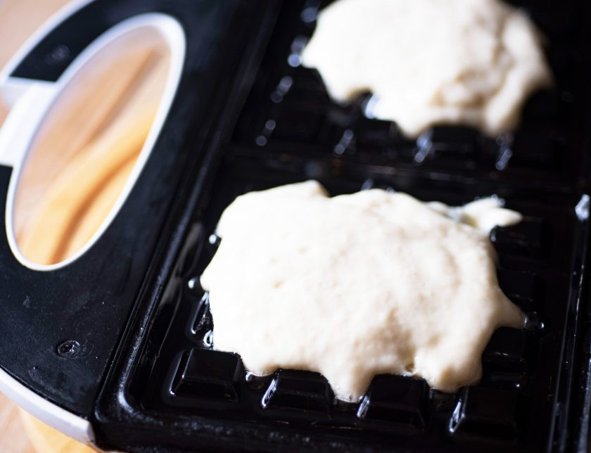 1. Этап. Вафли на закваске: Рабочие поверхности вафельницы смажьте тонким слоем растительного масла, выкладывайте по 1-2 ст.л. на каждую панель, выпекайте вафли 2-3 минуты каждую до готовности.