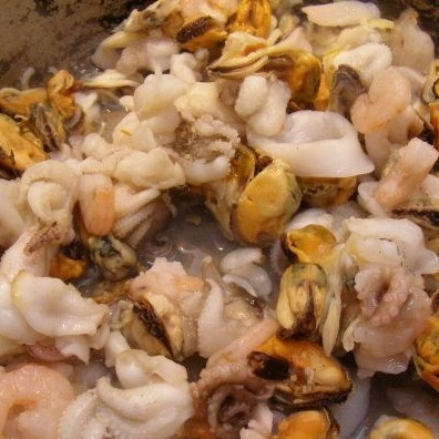 1. Этап. Салат Морской коктейль: Замороженный морской коктейль бросаем в сковороду с небольшим количеством масла и ставим на средний огонь. Готовим 10-15 минут, до полной готовности морепродуктов.