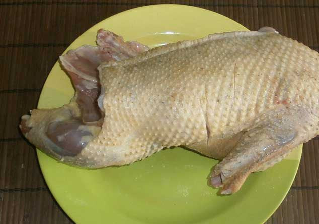 1. Этап. Холодец из утки: Утку разделите на несколько частей, не обязательно использовать всю утку.