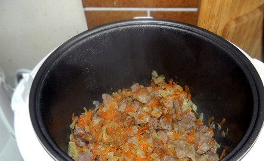 1. Этап. Cвинина в мультиварке Редмонд: Закрываем крышку и готовим в режиме 