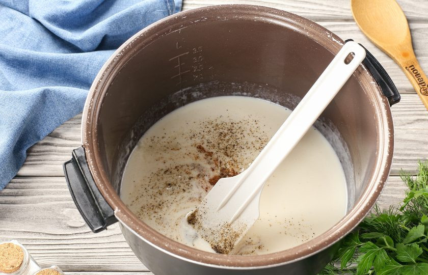 1. Этап. Сливочный соус в мультиварке: Затем так же частями влейте сливки. Добавьте соль и специи по вкусу.