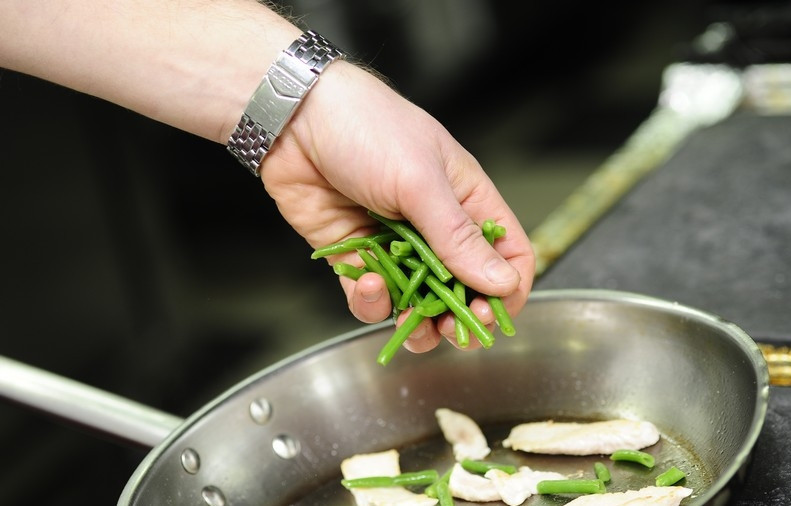 1. Этап. Салат из стручковой фасоли с курицей: Во время жарки добавляем стручковую фасоль и обжариваем до готовности.