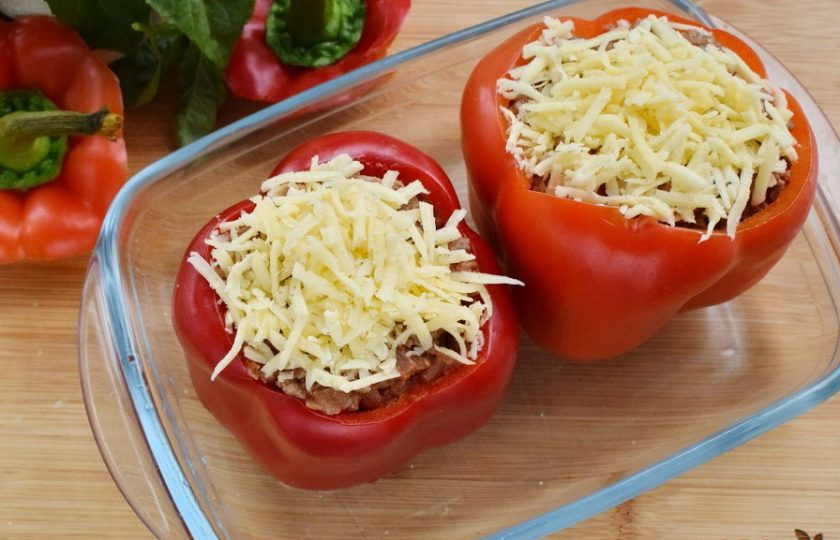 1. Этап. Лазанья в перце: Чередуйте начинку до верха перца, верх присыпьте оставшимся сыром. Поставьте в духовку при 180 °С на 25 минут. Дайте блюду 