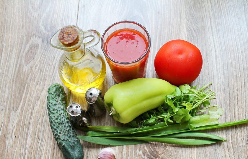 1. Этап. Гаспачо с томатным соком: Подготовьте все необходимые ингредиенты для приготовления гаспачо с томатным соком. Сок охладите, овощи и зелень помойте, обсушите.