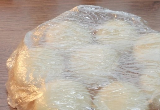 1. Этап. Лепешки по мотивам фесели: 11. Накрываем заготовки пленкой или прозрачным пакетом, оставляем на 20 минут.