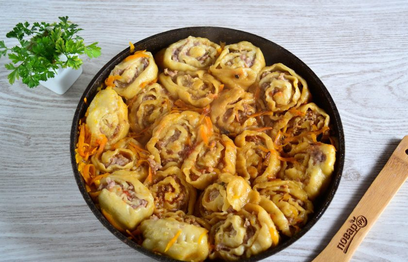 1. Этап. Ленивые пельмени на сковороде: Накройте крышкой и тушите пельмени в течение 20 минут.