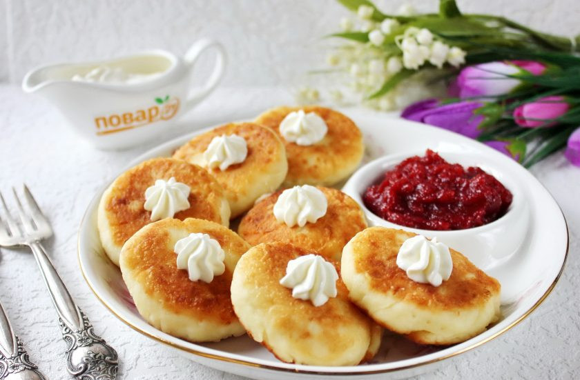 1. Этап. Сырники без глютена и сахара: Вкусные и полезные сырники подавайте к столу в теплом виде со сметаной, джемом и вареньем, приготовленными без сахара.