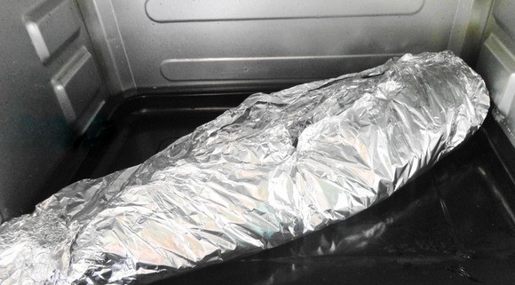 1. Этап. Кефаль в духовке в фольге: Накрываем рыбу еще одним листом фольги и хорошо закрепляем со всех сторон конвертом. Кладем рыбу на противень и отправляем в разогретую духовку на 40 минут.