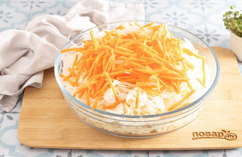 1. Этап. Квашеная капуста классическая в банке: Морковь помойте, очистите от кожуры и натрите на терке.