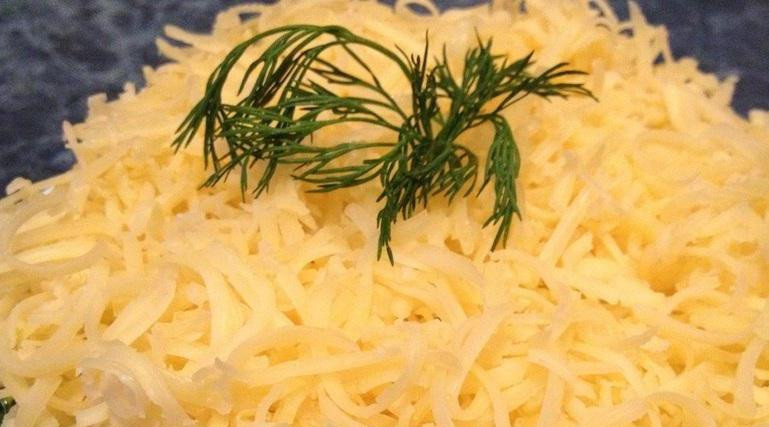 1. Этап. Салат с куриной грудкой, огурцами и болгарским перцем: Перец измельчаем и выкладываем следующим слоем. Поливаем сверху майонезом и обильно присыпаем верх салата тертым сыром. Приятного аппетита!