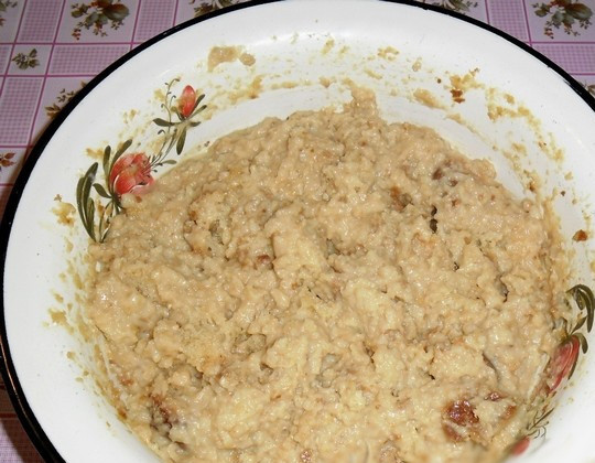 1. Этап. Запеканка из черствого хлеба: 5. Все тщательно перемешиваем и оставляем еще на тридцать минут.