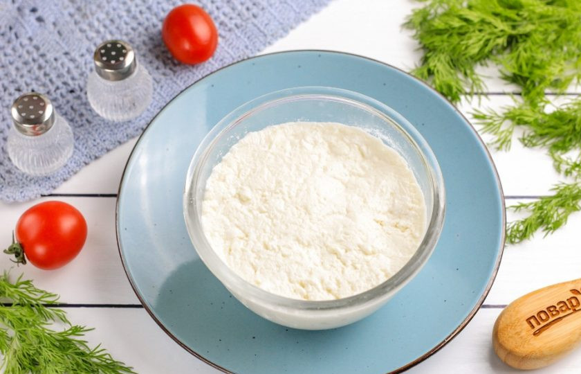 1. Этап. Сыр адыгейский: Затем аккуратно выложите массу в пиалу или креманку и спрессуйте ложкой, чтобы удалить пузырьки воздуха. Разровняйте поверхность сыра и отправьте его на холод примерно на сутки.