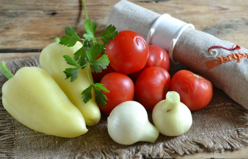 1. Этап. Лук в томатной заливке на зиму: Подготовьте необходимые ингредиенты. Лук очистите от шелухи. Все овощи хорошо помойте.