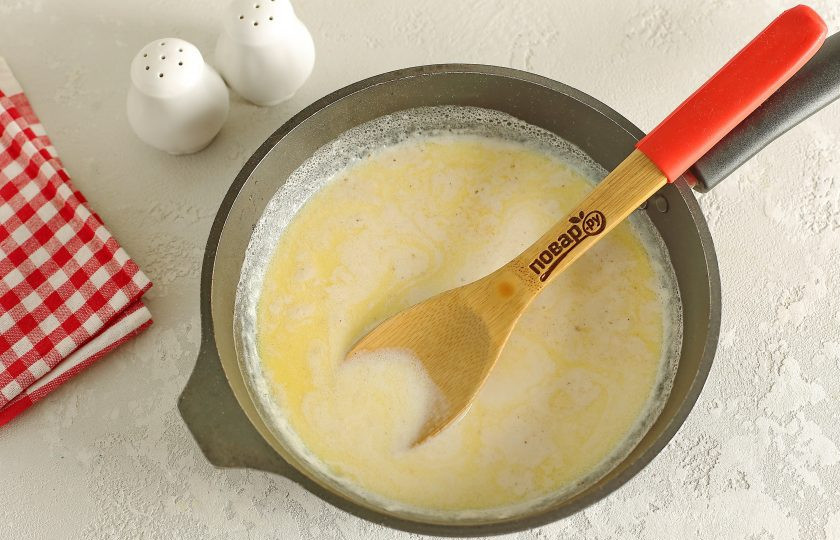 1. Этап. Фрикадельки в соусе Бешамель: Доведите до кипения и на небольшом огне варите соус до легкого загустения.