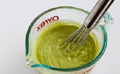 1. Этап. Салат с бобами и курицей: 3. Очистите авокадо, нарежьте его кубиками и отправьте в блендер. Туда же добавьте половину пучка зеленого лука (использовать в рецепте приготовления салата с бобами и курицей можно и другую зелень). Выжмите сок лимона, влейте немного молока. Добавьте щепотку соли и перца по вкусу. Взбейте все до однородности.