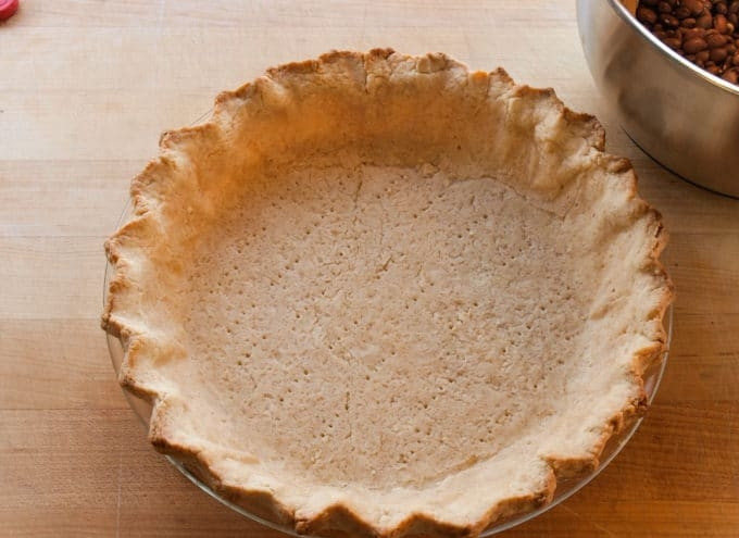 1. Этап. Пирог с ирисом: 6. Запекайте основу 18 минут при 180 градусов в духовке до хрустящей корочки.