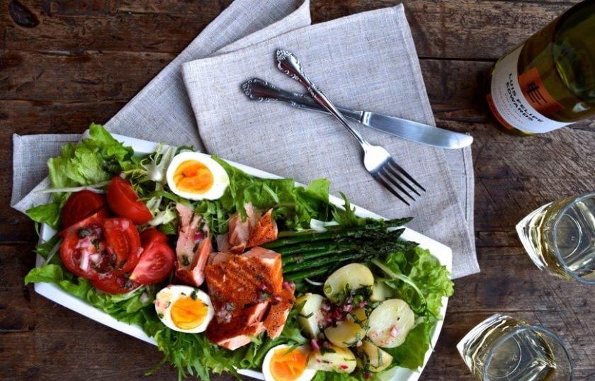 1. Этап. Нисуаз с лососем: Не ждите, пока отварные овощи и рыба остынут полностью, в теплом виде салат гораздо вкуснее. Нисуаз с лососем подавайте с белым вином. Приятного аппетита!