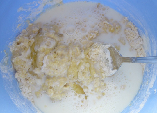 1. Этап. Рулетики из блинчиков с начинкой: 3. Постепенно вливать тонкой струйкой молоко и активно взбивать тесто.