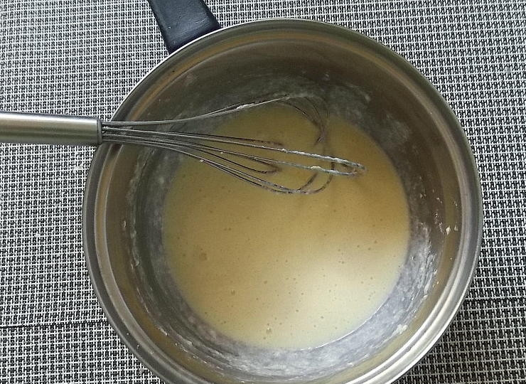 1. Этап. Кекс с яблоками на сыворотке: Разотрите мягкое масло с сахаром, добавьте яйцо и разотрите до однородной массы. Добавьте сметану и сыворотку, перемешайте.