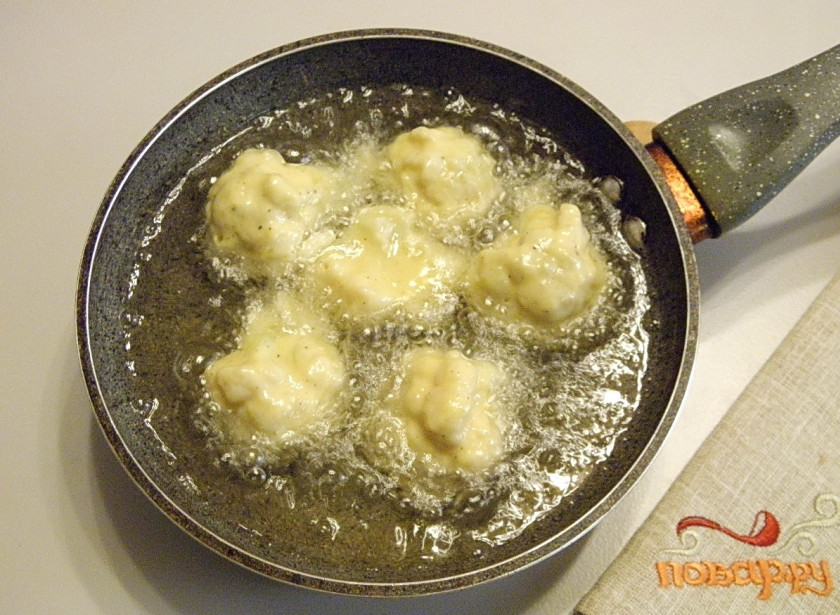 1. Этап. Цветная капуста в кляре с сыром: Возьмите глубокую сковороду или сотейник. Разогрейте рафинированное масло, капусту в кляре жарьте до появления красивой золотистой корочки.