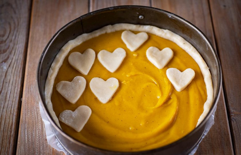 1. Этап. Тыквенный пирог классический: По желанию будущий пирог можно украсить остатками теста. Заполненную форму отправьте в уже разогретую до 180 градусов духовку — выпекайте пирог 45-50 минут.