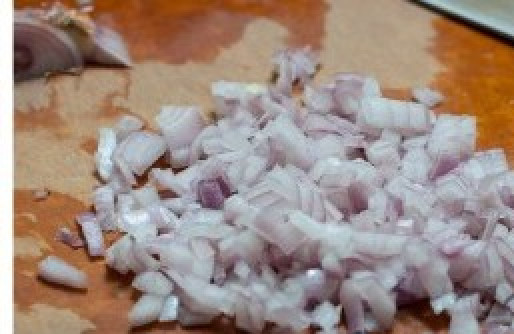 1. Этап. Салат из кускуса с овощами: Лук шалотт мелко нарезать.