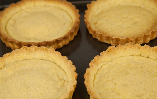 1. Этап. Песочные корзиночки с ягодами: Выпекайте корзиночки 10 минут в духовке, разогретой до 180 градусов. Готовые корзиночки поставьте остывать, после чего вытащите их из форм.