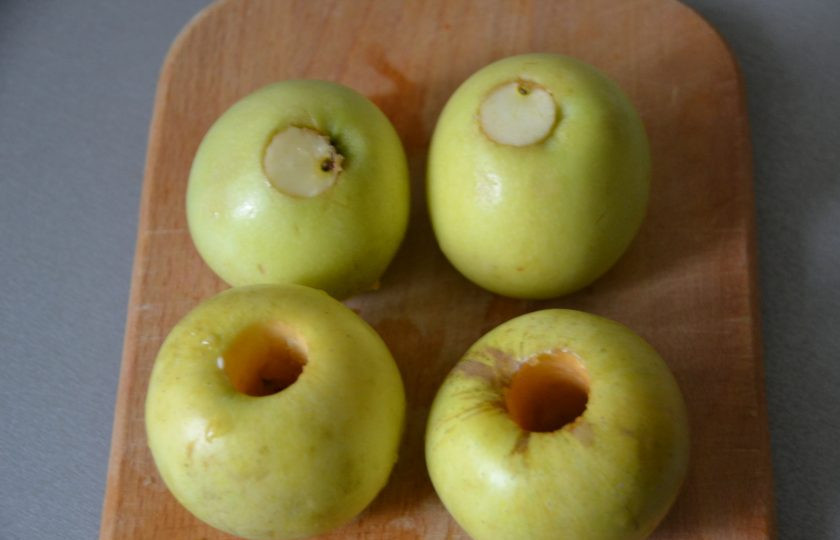 1. Этап. Яблоки в платочках: Вставьте вырезанные кусочки снизу в яблоко, подобно пробке.