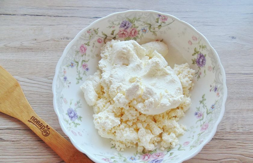 1. Этап. Творожная запеканка с вяленой вишней: Творог выложите в миску.