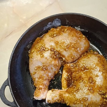 1. Этап. Куриные бедра под медовым соусом: Обильно полить им все бедрышки.