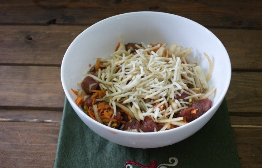 1. Этап. Диетическое мясо: К мясу добавьте сельдерей, натертый на терке, морковь и лук. Перемешайте.