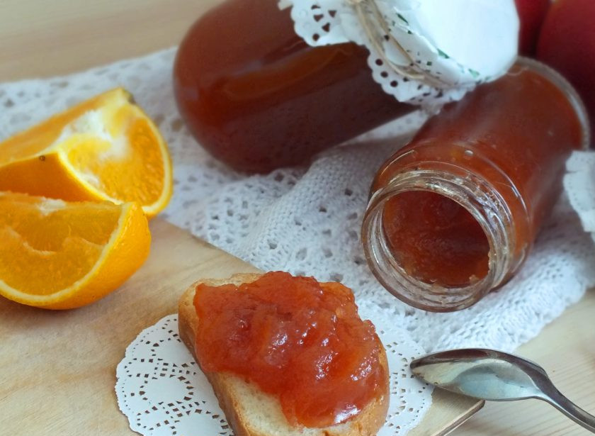 1. Этап. Яблочный джем с апельсинами: Полностью остывший джем герметично закройте и уберите на хранение. Из указанного количества продуктов получилось 1 баночка объемом 0,33 литра и 2 баночки объемом 0,2 литра. Вкусных вам заготовок!