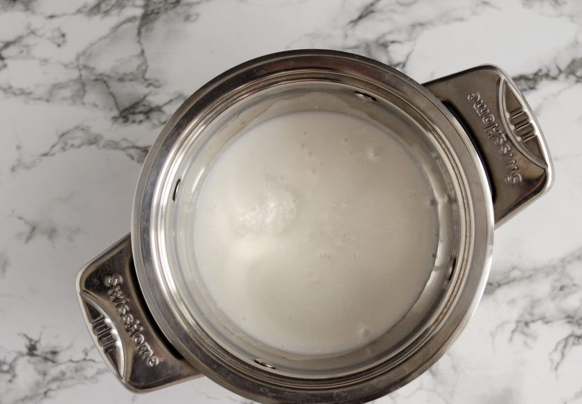 1. Этап. Киноа с кокосовым молоком: Кокосовое молоко доведите до кипения на среднем огне.