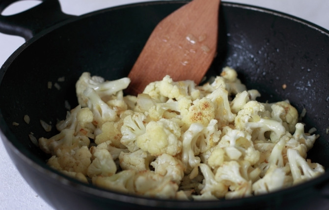 1. Этап. Белый борщ: Цветную капусту разберите на соцветия, лук и корень петрушки мелко режем. Разогреваем оливковое масло на сковороде, в нем обжариваем корень петрушки и лук, затем добавляем цветную капусту. Овощи жарим до легкой золотой корочки.