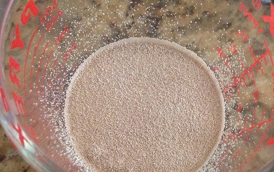 1. Этап. Тыквенно-шоколадные булочки: 1. Для начала нужно сделать опару. В теплой воде растворите сахар и дрожжи. Оставьте минут на 15, чтобы дрожжи начали работать и образовалась 